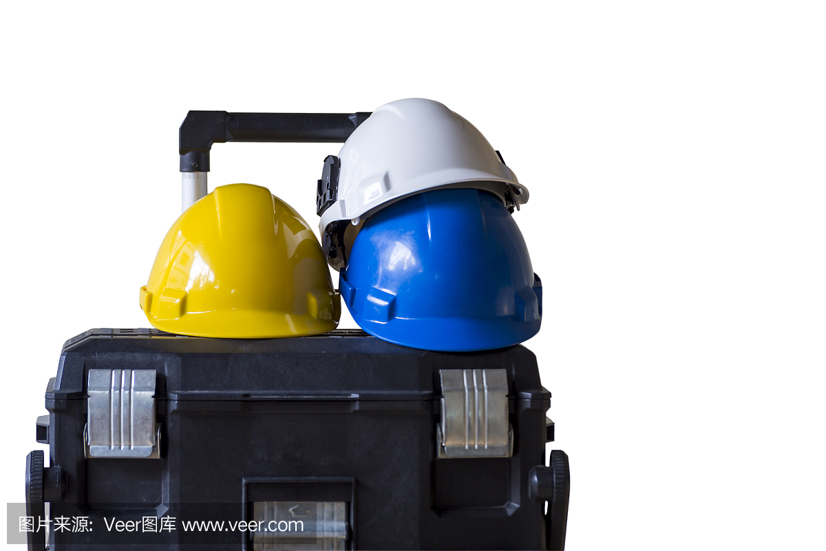 PPE(個(gè)人防護(hù)裝備)與帶有耳套的白色安全帽(安全帽)、呼吸防護(hù)、皮手套和透明塑料眼鏡搭配在舊木桌上,工程和施工理念。